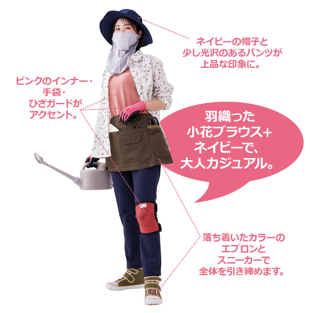 羽織った小花ブラウス+ネイビーで、大人カジュアル